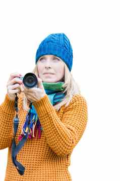 断路成熟的女人穿冬天衣服持有相机