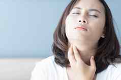 女人生病的喉咙痛健康护理医疗概念