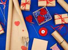棕色（的）卡夫纸包装礼物盒子系红色的丝带