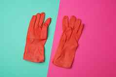 一对橡胶橙色手套清洁房子彩色的