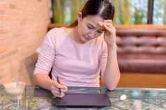 失业精神健康问题电晕病毒工作损失亚洲泰国女商人工作网站创伤后压力障碍创伤后应激障碍