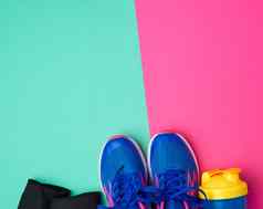 一对体育运动鞋蓝色的鞋带彩色的摘要