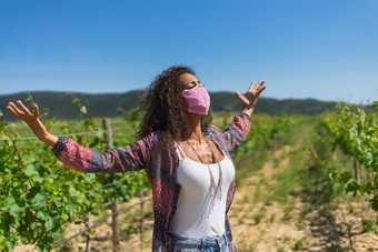 肖像漂亮的年轻的巴西女人在户外