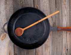 木勺子空黑色的轮煎锅木处理