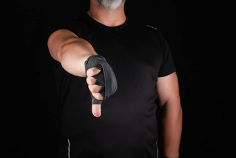 成人运动员黑色的统一的手重绕纺织