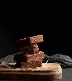 堆栈烤广场块巧克力巧克力蛋糕蛋糕棕色（的）