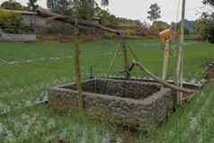 绞车中间洋葱场墙井使石头砂浆源水灌溉可怜的农民的农业作物山