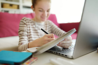 13岁以下的女<strong>学生</strong>家庭作业移动PC电脑首页孩子小工具研究在线<strong>教育</strong>距离学习孩子们在家<strong>教育</strong>检疫
