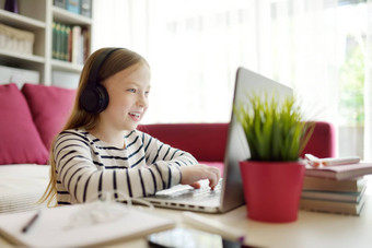 年轻的女学生家庭作业数字平板电脑首页孩子小工具研究教育距离学习孩子们在家教育检疫