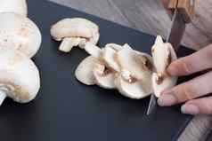 块食用香草蘑菇女孩削减蘑菇