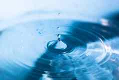水飞溅特写镜头皇冠蓝色的水水下降阿卡巴克