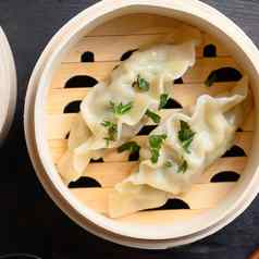 饺子锅贴中国人饺子木轮船我是酱汁新鲜的草本植物筷子木桌面视图开销关闭