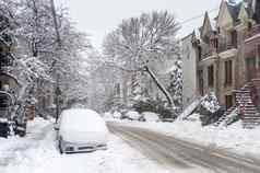 城市街汽车覆盖雪冬天风暴蒙特