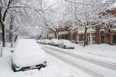 城市街汽车覆盖雪冬天风暴蒙特