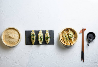 中国人零食中国人蒸饺子中国人传统的厨房概念饺子森林总和竹子轮船文本复制空间亚洲食物白色背景
