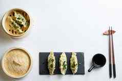 概念欣尼斯零食中国人蒸饺子日本饺子饺子零食木轮船服务黑色的板岩我是酱汁中国人传统的厨房前视图空间文本