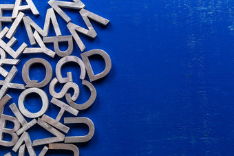 平模型银金属字母字符蓝色的画董事会背景Copyspace