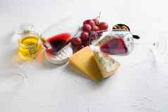 红色的酒玻璃奶酪开胃菜选择抱怨零食集各种奶酪葡萄山核桃坚果一边视图空间文本