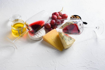 红色的酒玻璃奶酪开胃菜选择抱怨零食集各种奶酪葡萄山核桃坚果一边视图空间文本