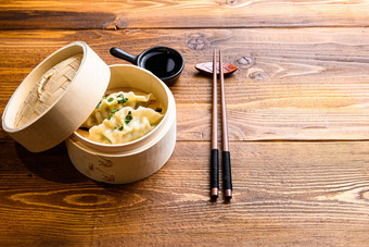 中国人零食中国人蒸饺子中国人传统的厨房概念木轮船我是酱汁筷子一边视图空间文本