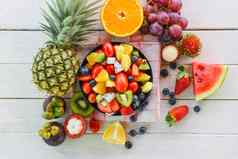 新鲜的水果沙拉碗健康的食物夏天水果浆果