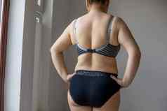 真正的身体大小女人显示脂肪回来内衣