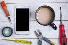 智能手机咖啡杯设备修复白色木