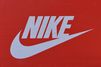 游荡泰国3月耐克品牌标志红色的盒子