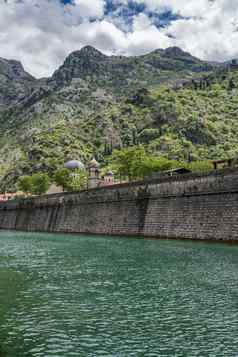 小镇墙环绕小镇肮脏的黑山共和国