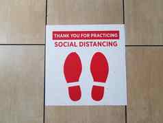白色红色的社会距离标志鞋子地面
