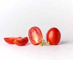 成熟的红色的西红柿块白色背景