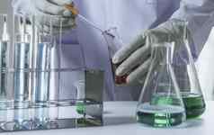研究员玻璃实验室化学测试管液体