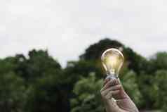 创新能源概念手持有光灯泡复制