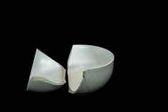 块破碎的白色陶瓷碗黑色的背景Copyspace的地方文本打破片段