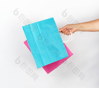女手持有彩色的纸购物包装袋