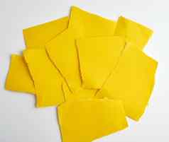 堆栈黄色的纸撕裂块纸白色背景