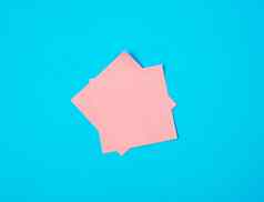 粉红色的空纸广场贴纸蓝色的背景