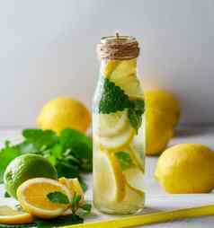 柠檬水柠檬薄荷叶子石灰玻璃瓶