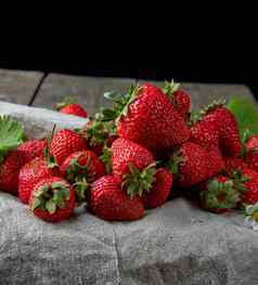 新鲜的成熟的红色的草莓木表格