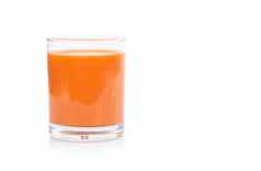 特写镜头玻璃新鲜的胡萝卜汁孤立的白色背景