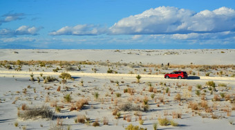 红色的车游乐设施危害沙子<strong>沙丘</strong>石膏白色金沙国家纪念碑墨西哥美国
