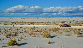 红色的车游乐设施危害沙子沙丘石膏白色金沙国家纪念碑墨西哥美国