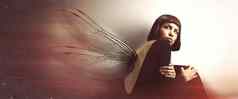 年轻的女人翅膀幻想概念上的摄影神奇的女孩