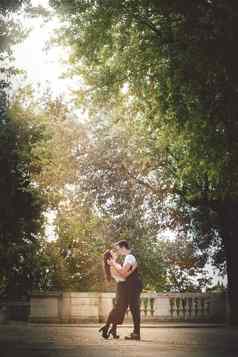 浪漫的夫妇爱自然年轻的夫妇拥抱接吻公园树