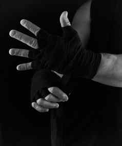 男人。包装手黑色的纺织绷带体育
