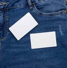 空白白色纸业务卡片蓝色的牛仔裤背景