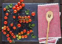 木勺子红色的纺织毛巾成熟的红色的西红柿