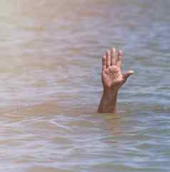 手势溺水男人。