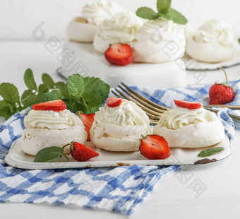 蛋白酥皮蛋糕奶油新鲜的草莓