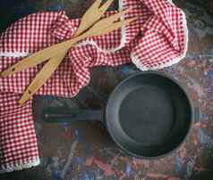 轮空黑色的铸铁煎锅红色的餐巾